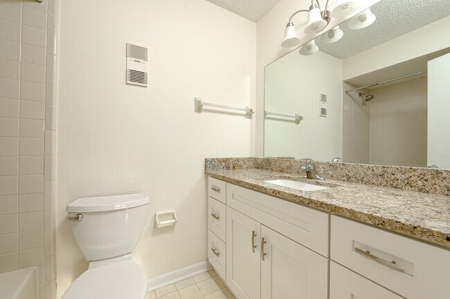 Building Photo - 5 Oakwood Park