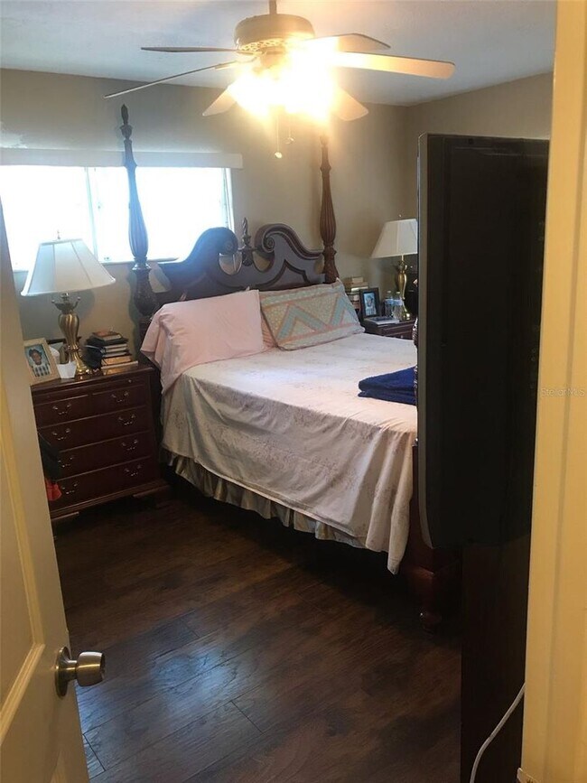 Building Photo - Cozy 4 bedroom end unit | Pet friendly!! | Central Sarasota near downtown and beaches