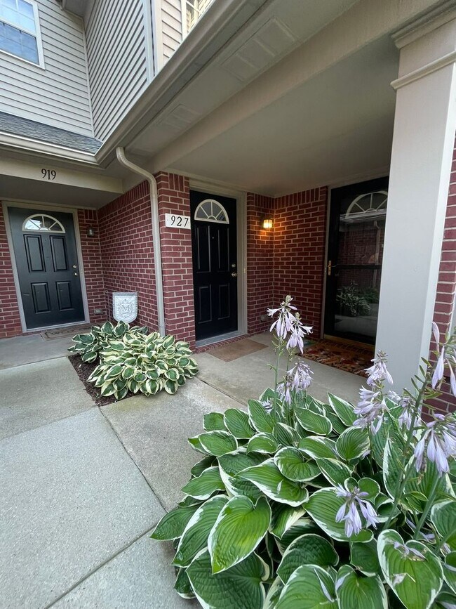 Building Photo - Bright Upper Condo with Garage | Near Shopping & Trails