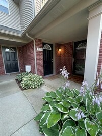 Building Photo - Bright Upper Condo with Garage | Near Shopping & Trails