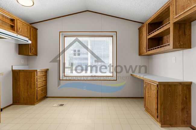 Building Photo - 2 Bedroom 1 Bath Home with Off-Street Park...