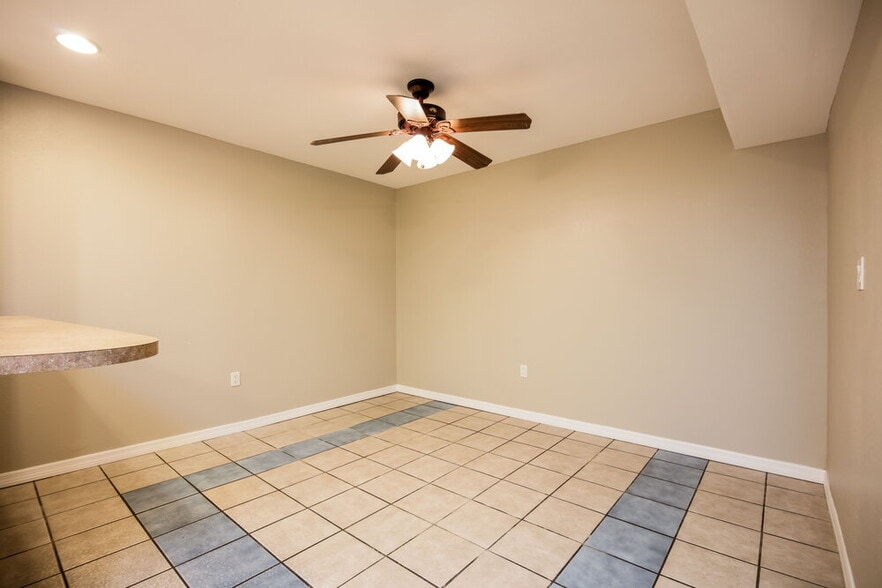 Building Photo - 10907 Meadow Lark Cove Dr