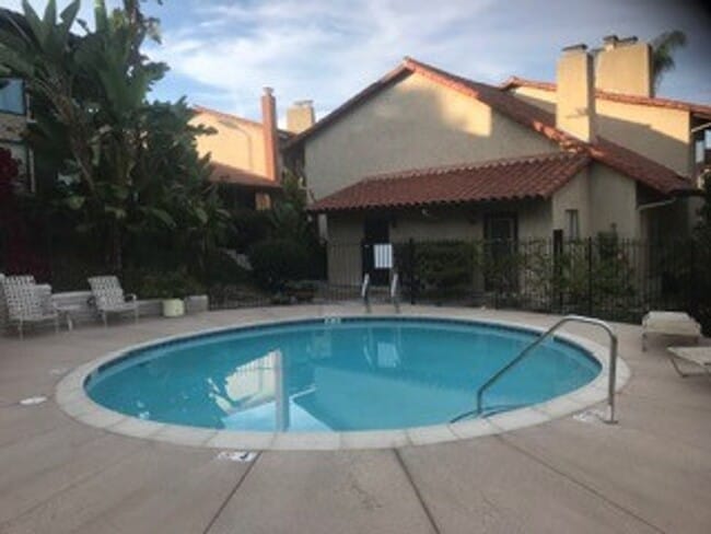 Building Photo - Bright 2 bedroom 2.5 bath townhome in La Costa and award winning schools