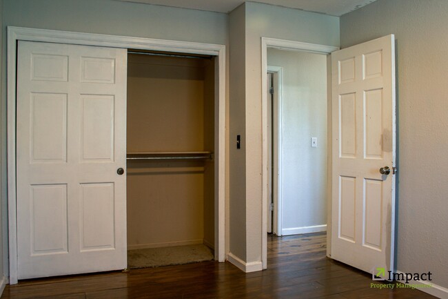 Building Photo - 8586 E Lakeview Dr