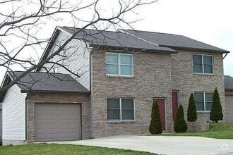 Building Photo - 3 bedroom, 1.5 bath town home located on B...