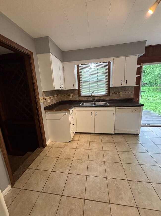 Building Photo - 3 Bedroom 1 Bath Home For Rent