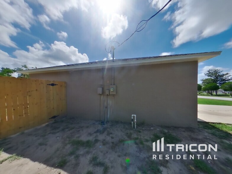 Building Photo - 13085 Siam Dr