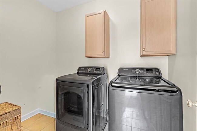 Building Photo - 7520 Crystal Lake Dr