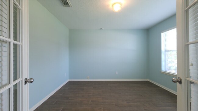 Building Photo - 2003 MacKenzie Way