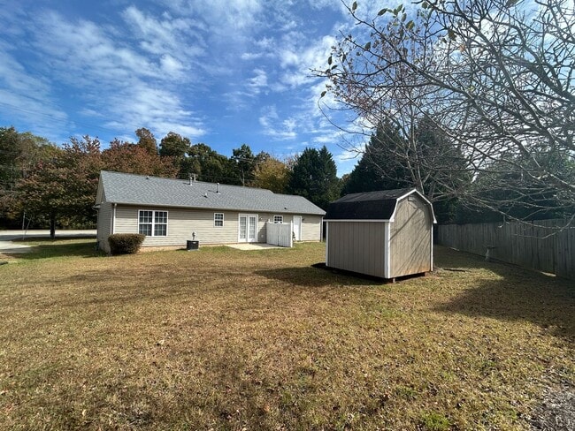 Building Photo - Ready to View! Updated 3/2 Home High Point...