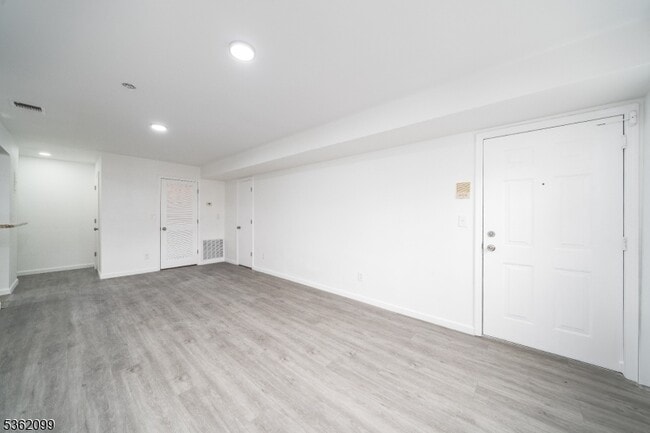 Building Photo - 392 College Dr