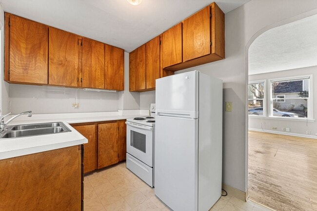 Building Photo - Rare 2 bedroom 1 bath HOUSE by Columbia River Marina!