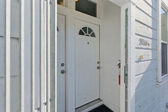 Building Photo - Bright & Modern 2BR Flat with Driveway Par...