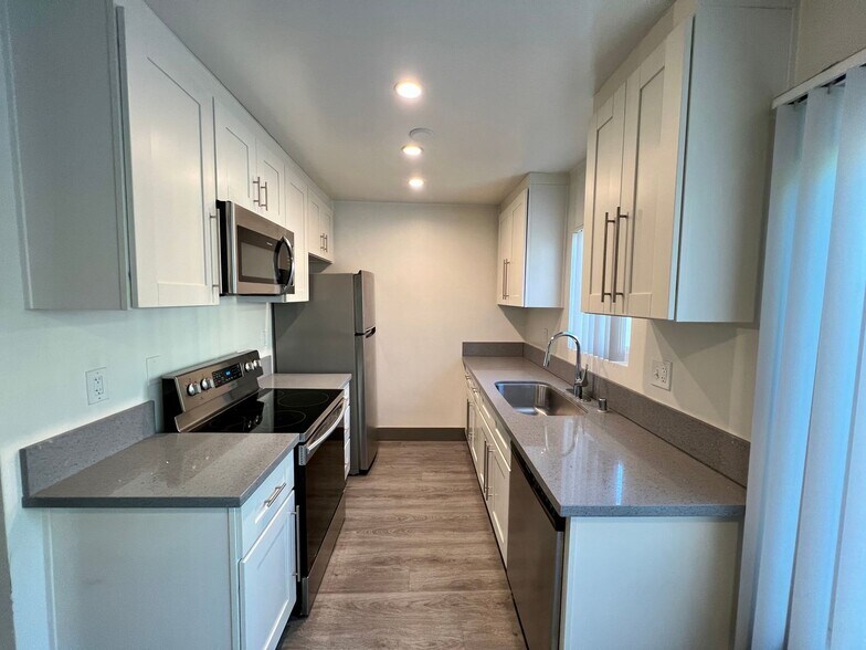 Building Photo - 3359 Mentone Ave