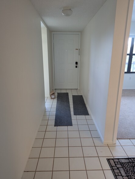 Front Hall Entrance - 515 30th Ave W