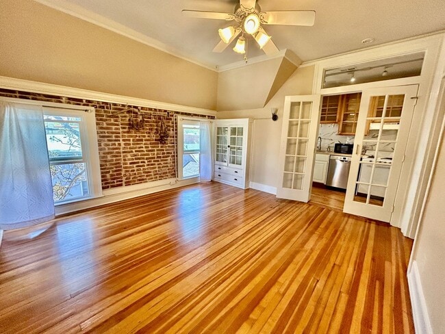 Building Photo - Charming Historic Condo in the Heart of Up...