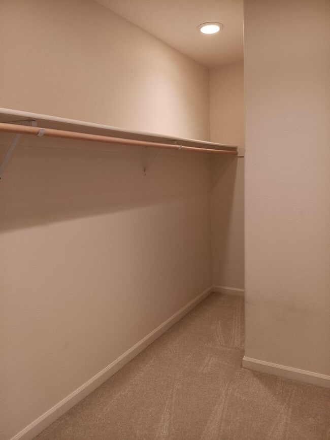 Building Photo - Beautiful Townhouse in West Salem is Ready For You!