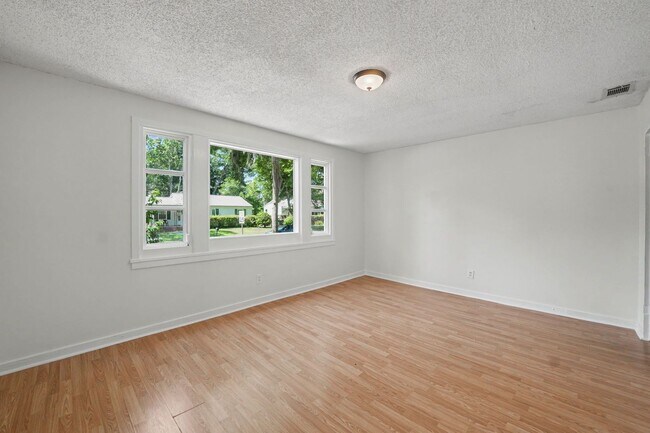 Building Photo - 3 Bed 2 Bath Home with Great Outdoor Space!