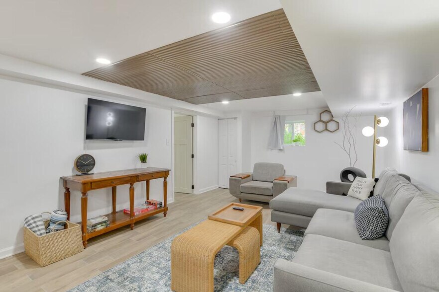 Building Photo - 4642 W Montana St