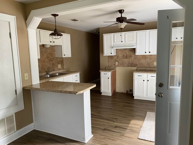 Building Photo - 716 E Austin St