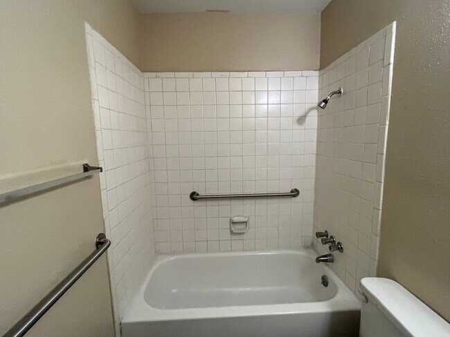 Building Photo - 103 Meadow Way