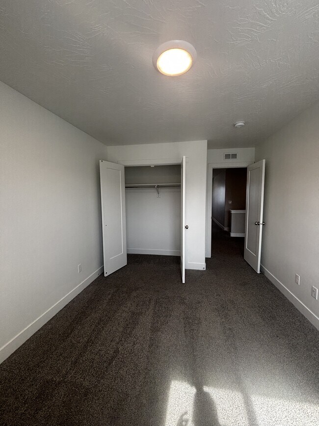 Building Photo - 1373 E Bell Buoy Way