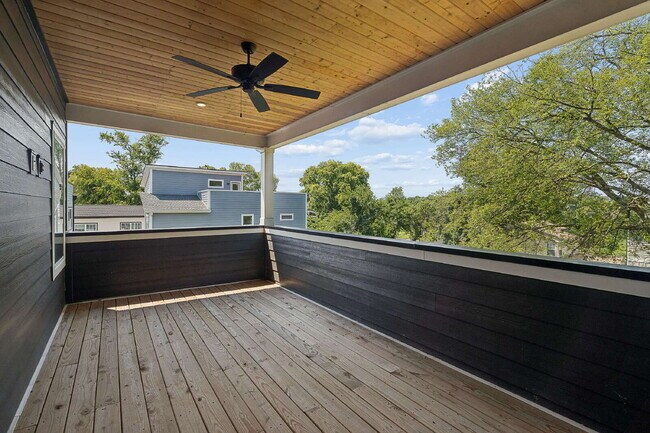Building Photo - "Chic Nashville Townhouse: 3 Beds, 3 Baths, with Granite Elegance & Cozy Fireplace!"