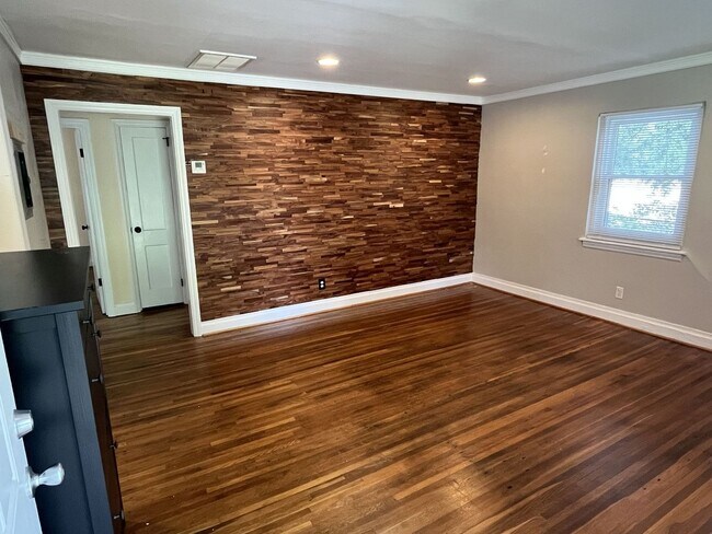Building Photo - Convenient 2 Bedroom Duplex in SouthEnd