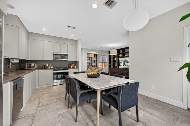 Building Photo - 10021 Hillside Bayou Dr