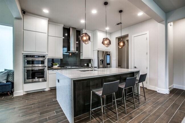 Building Photo - 7021 Royal View Dr