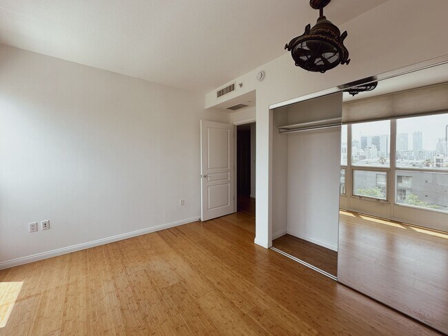 Building Photo - Modern 2 Bed, 2 Bath Condo in the Heart of...