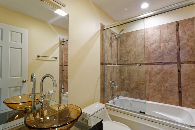 Building Photo - 811 W Eastwood Ave