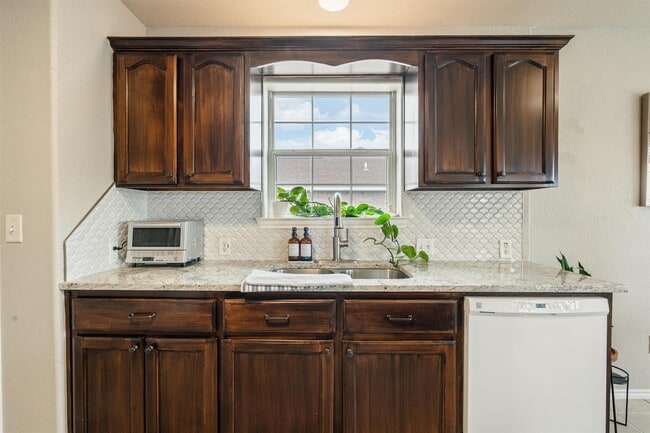Building Photo - 208 Ramon Cardenas Dr