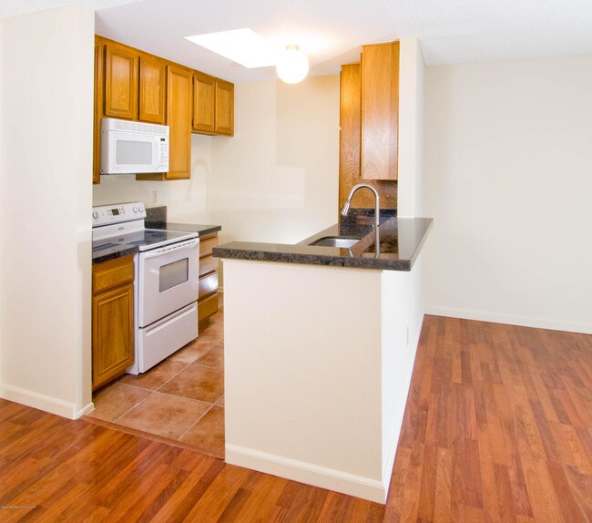 Building Photo - 898 Temple Terrace