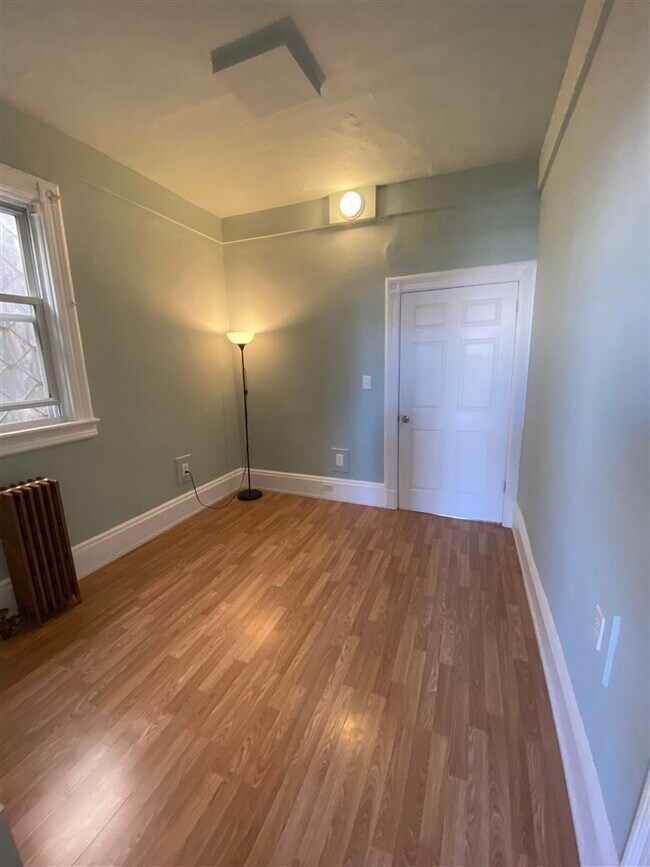 Building Photo - 404 67th St