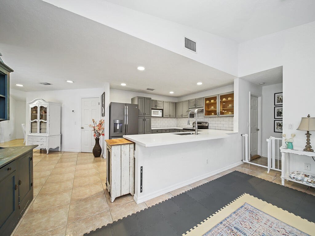 Building Photo - 3051 SW Earl Ave