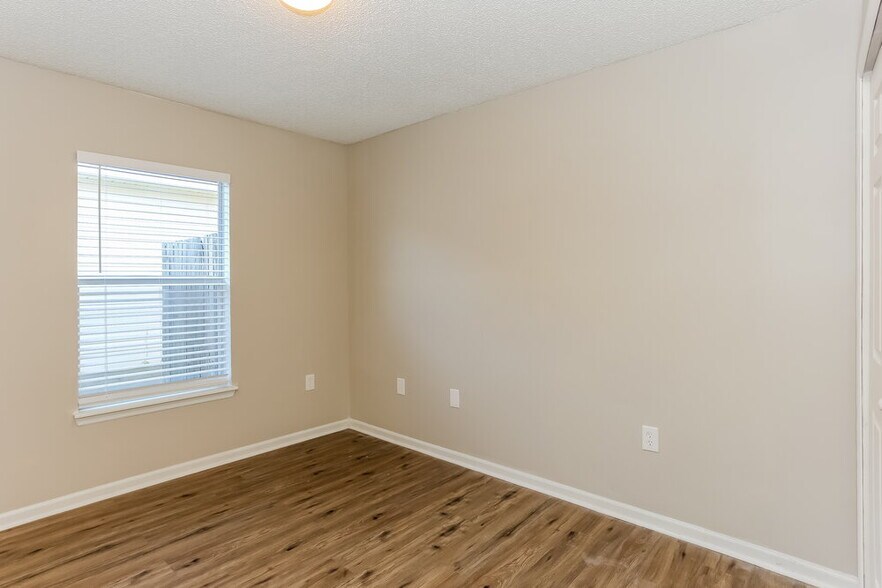 Building Photo - 536 Chancellor Dr E