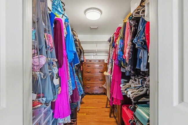 Building Photo - 215 W Norma St