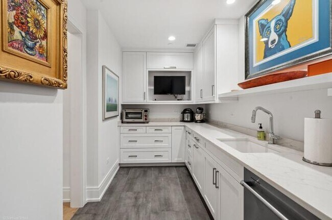 Building Photo - Naperville