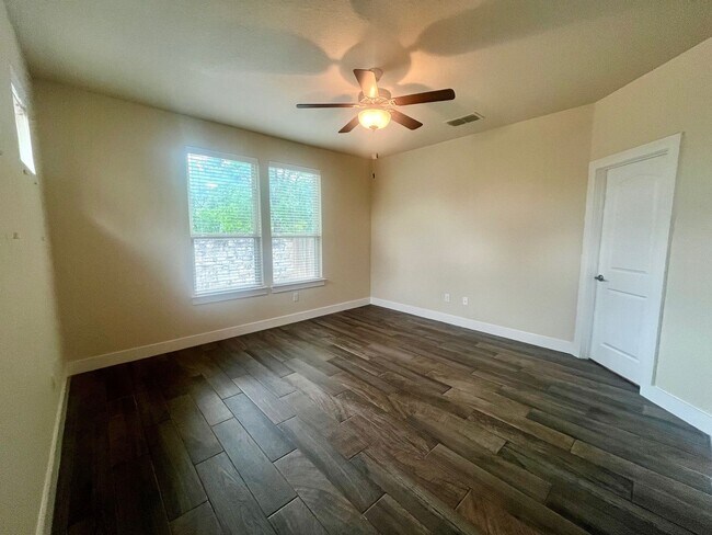 Building Photo - Fabulous Townhome Located minutes to Gruene and Downtown New Braunfels!