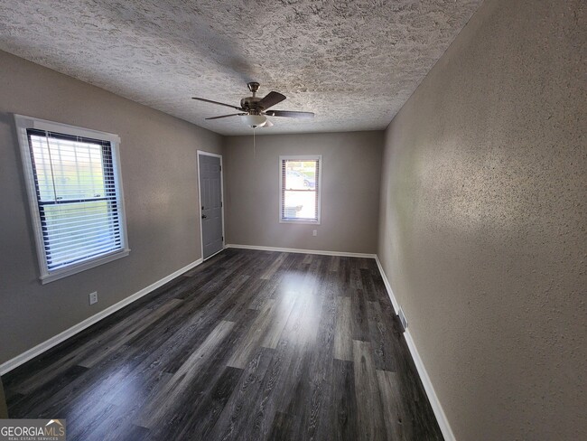 Building Photo - 4524 Lasalle Dr