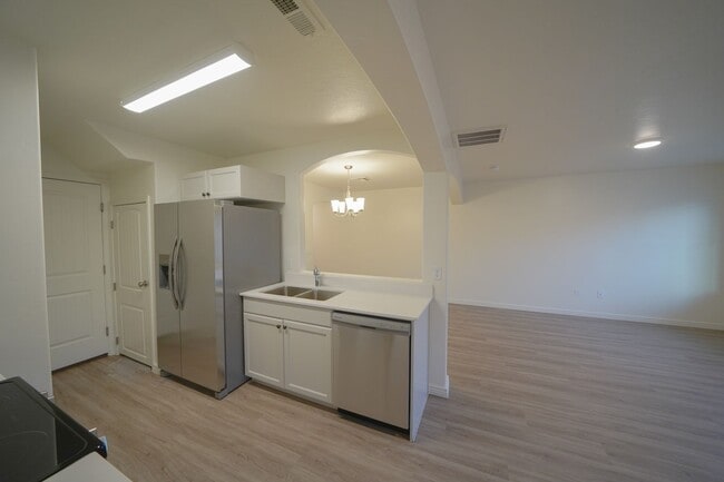 Building Photo - Remodeled 3 Bed / 2.5 Bath Townhome in Great Location