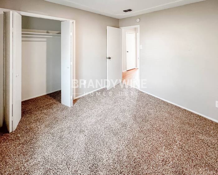 Building Photo - 553 Edwards Dr