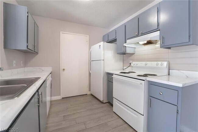 Building Photo - 221 Mission Catalina Ln