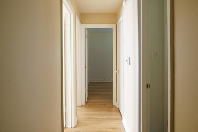 Building Photo - Super 3-brm stone ranch with basement, det...