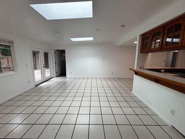 Building Photo - Charming Marysville Rambler-Style Duplex