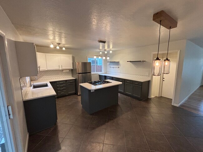 Building Photo - 7912 N Dwight Ave