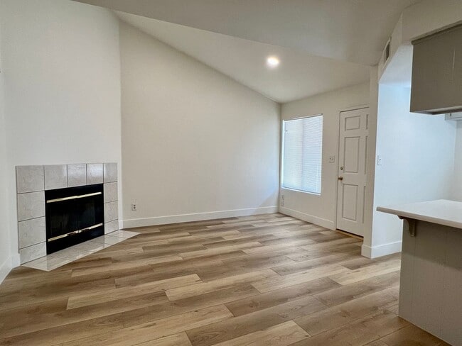 Building Photo - 817 Quail Ln