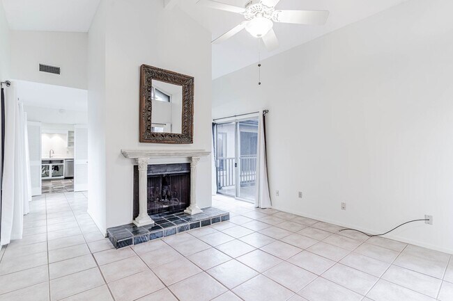 Building Photo - 2BD/2BA Condo located in Perkins Gardens