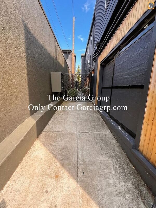 Building Photo - 3025 SE Division St